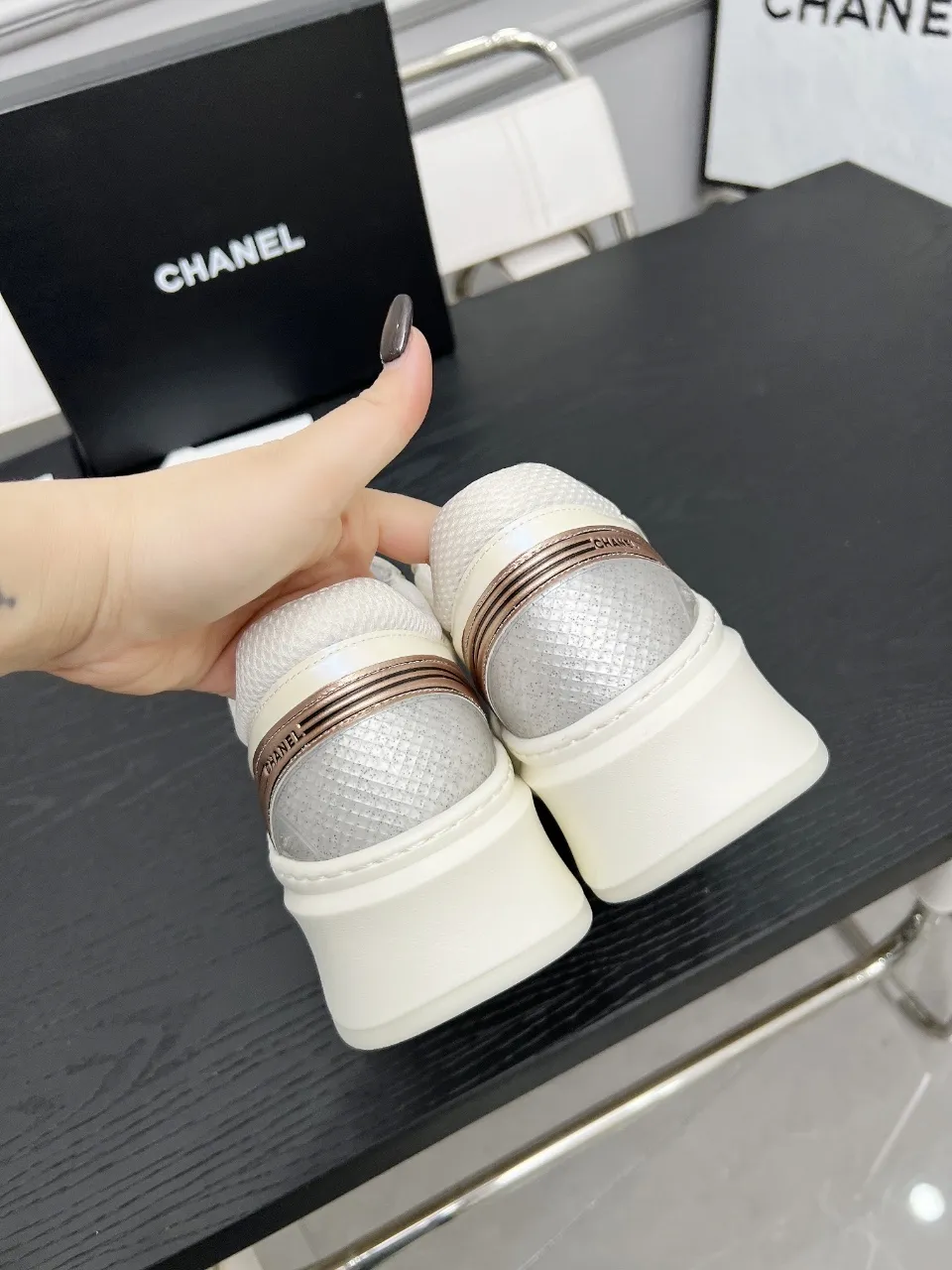 💕💕Factory direct selling price p640💕💕 chanel 2025 resort series latest casual sports shoes silver white, gold white, silver gray, black and red! Incomparably beautiful and easy to wear, very light, the lining is also super soft, super comfortable, the upper is breathable, the color is high-end and durable, versatile. Upper: cowhide and cloth stitching. Inner: breathable mesh. Original foam combination outsole. Size: 35-40.